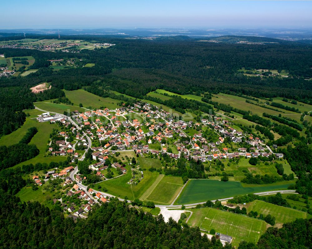 Schömberg von oben - Dorf - Ansicht am Rande von Waldgebieten in Schömberg im Bundesland Baden-Württemberg, Deutschland