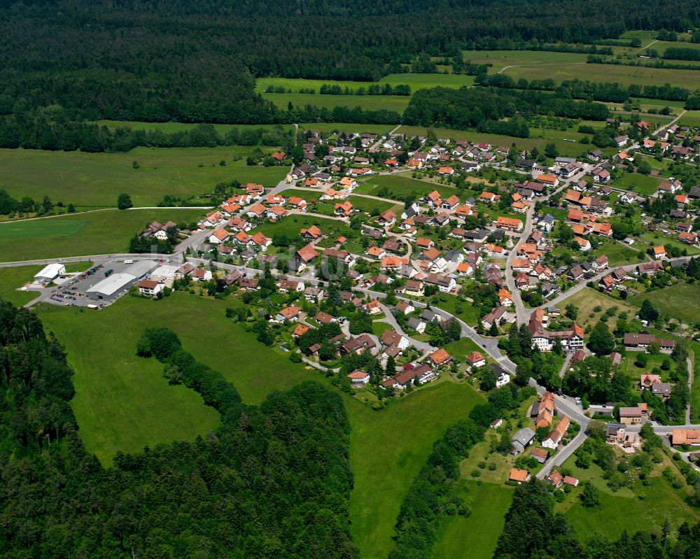 Schömberg aus der Vogelperspektive: Dorf - Ansicht am Rande von Waldgebieten in Schömberg im Bundesland Baden-Württemberg, Deutschland