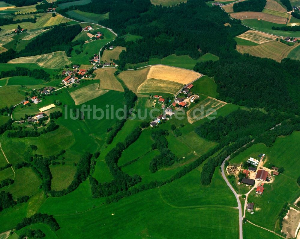 Schönbühl aus der Vogelperspektive: Dorf - Ansicht am Rande Waldgebieten in Schönbühl im Bundesland Bayern, Deutschland