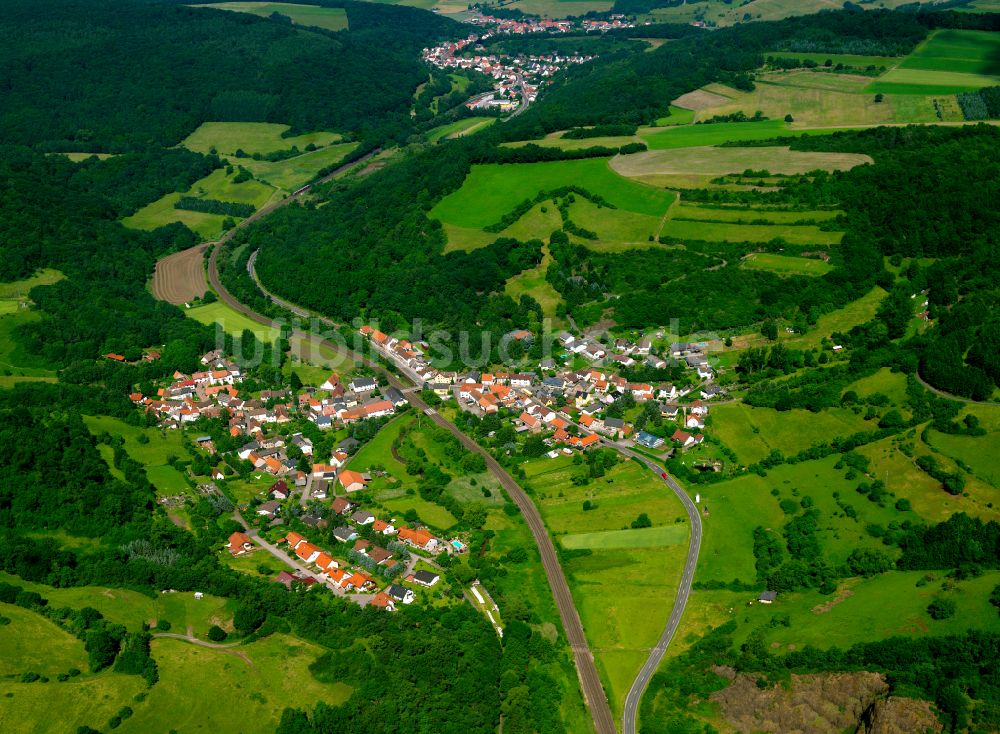 Schweisweiler von oben - Dorf - Ansicht am Rande von Waldgebieten in Schweisweiler im Bundesland Rheinland-Pfalz, Deutschland