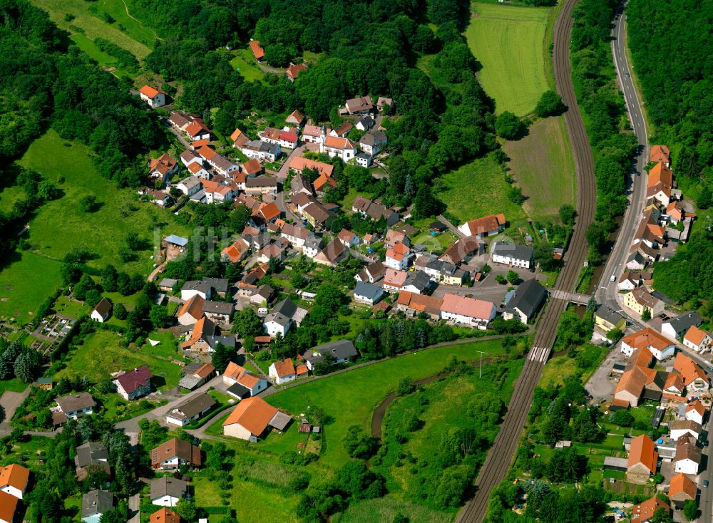 Luftaufnahme Schweisweiler - Dorf - Ansicht am Rande von Waldgebieten in Schweisweiler im Bundesland Rheinland-Pfalz, Deutschland