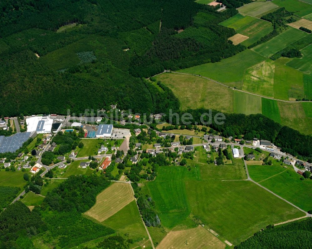 Schwollen von oben - Dorf - Ansicht am Rande Waldgebieten in Schwollen im Bundesland Rheinland-Pfalz, Deutschland