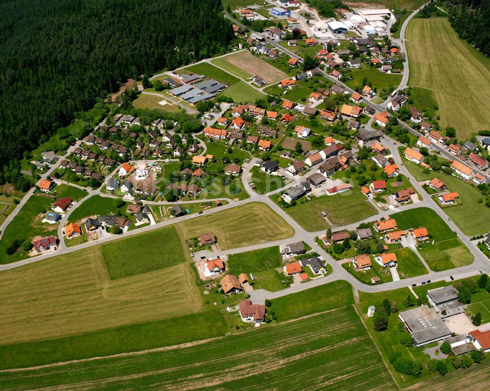 Simmersfeld aus der Vogelperspektive: Dorf - Ansicht am Rande von Waldgebieten in Simmersfeld im Bundesland Baden-Württemberg, Deutschland