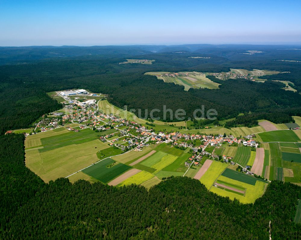 Luftaufnahme Simmersfeld - Dorf - Ansicht am Rande von Waldgebieten in Simmersfeld im Bundesland Baden-Württemberg, Deutschland