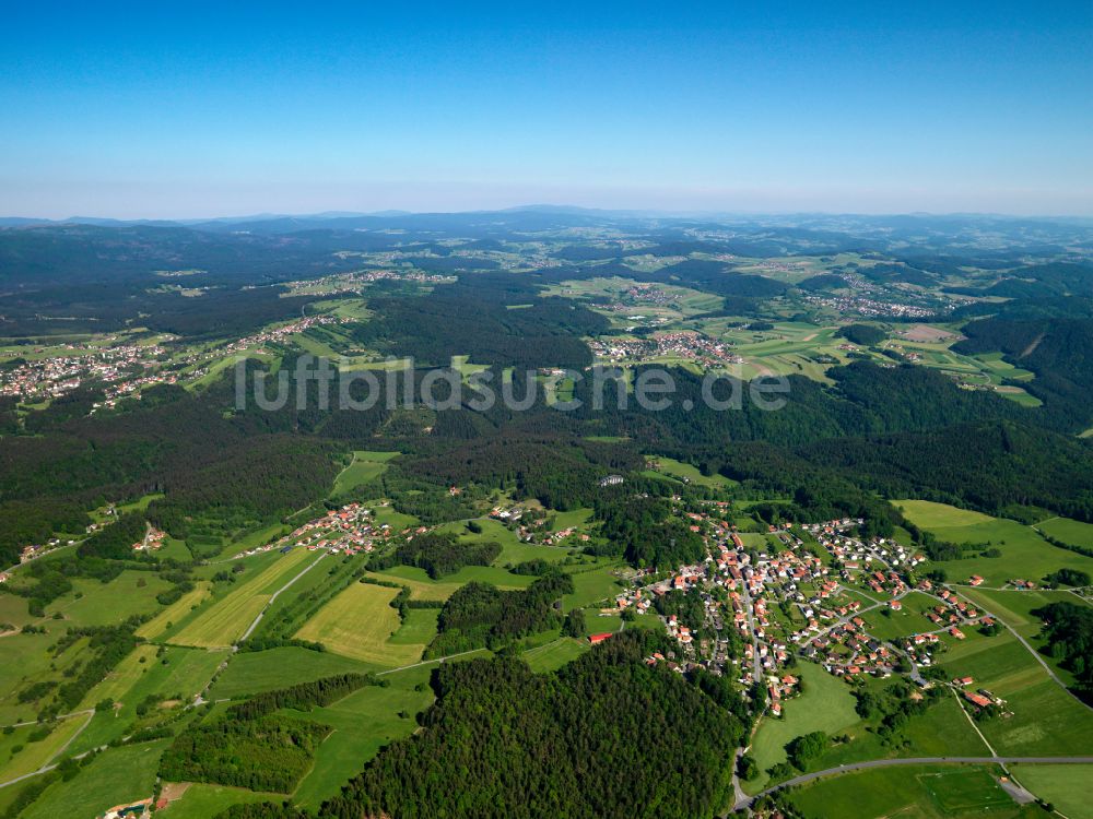 Spiegelau aus der Vogelperspektive: Dorf - Ansicht am Rande von Waldgebieten in Spiegelau im Bundesland Bayern, Deutschland