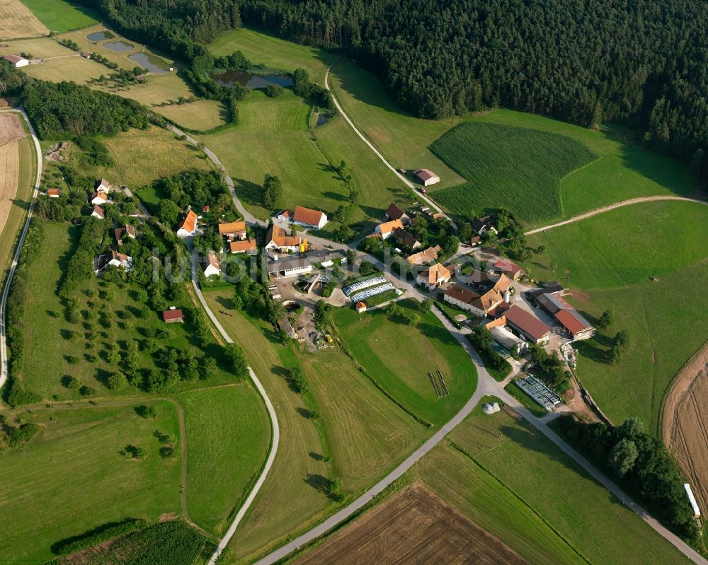 Steinbach aus der Vogelperspektive: Dorf - Ansicht am Rande Waldgebieten in Steinbach im Bundesland Bayern, Deutschland