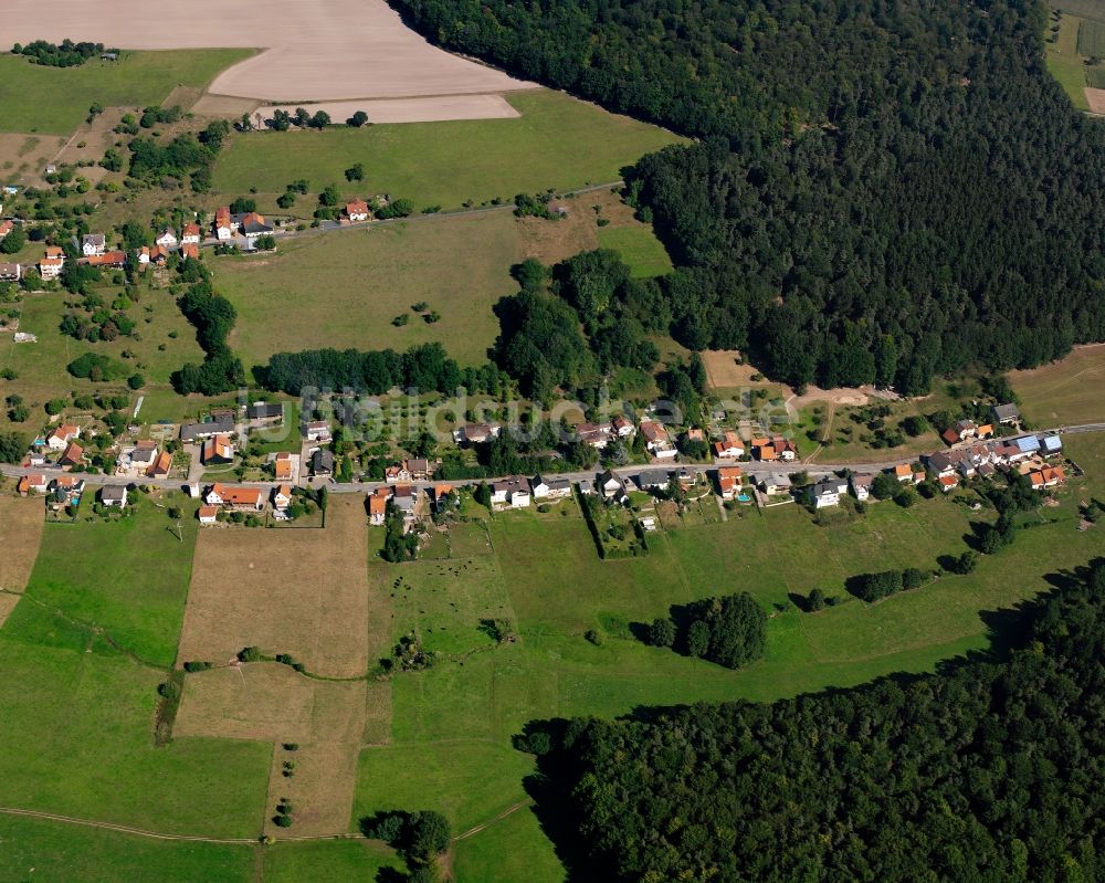 Steinbuch aus der Vogelperspektive: Dorf - Ansicht am Rande Waldgebieten in Steinbuch im Bundesland Hessen, Deutschland