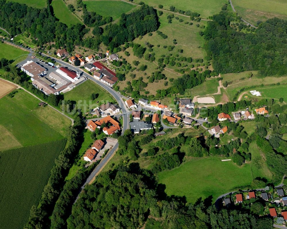 Luftaufnahme Stierbach - Dorf - Ansicht am Rande Waldgebieten in Stierbach im Bundesland Hessen, Deutschland