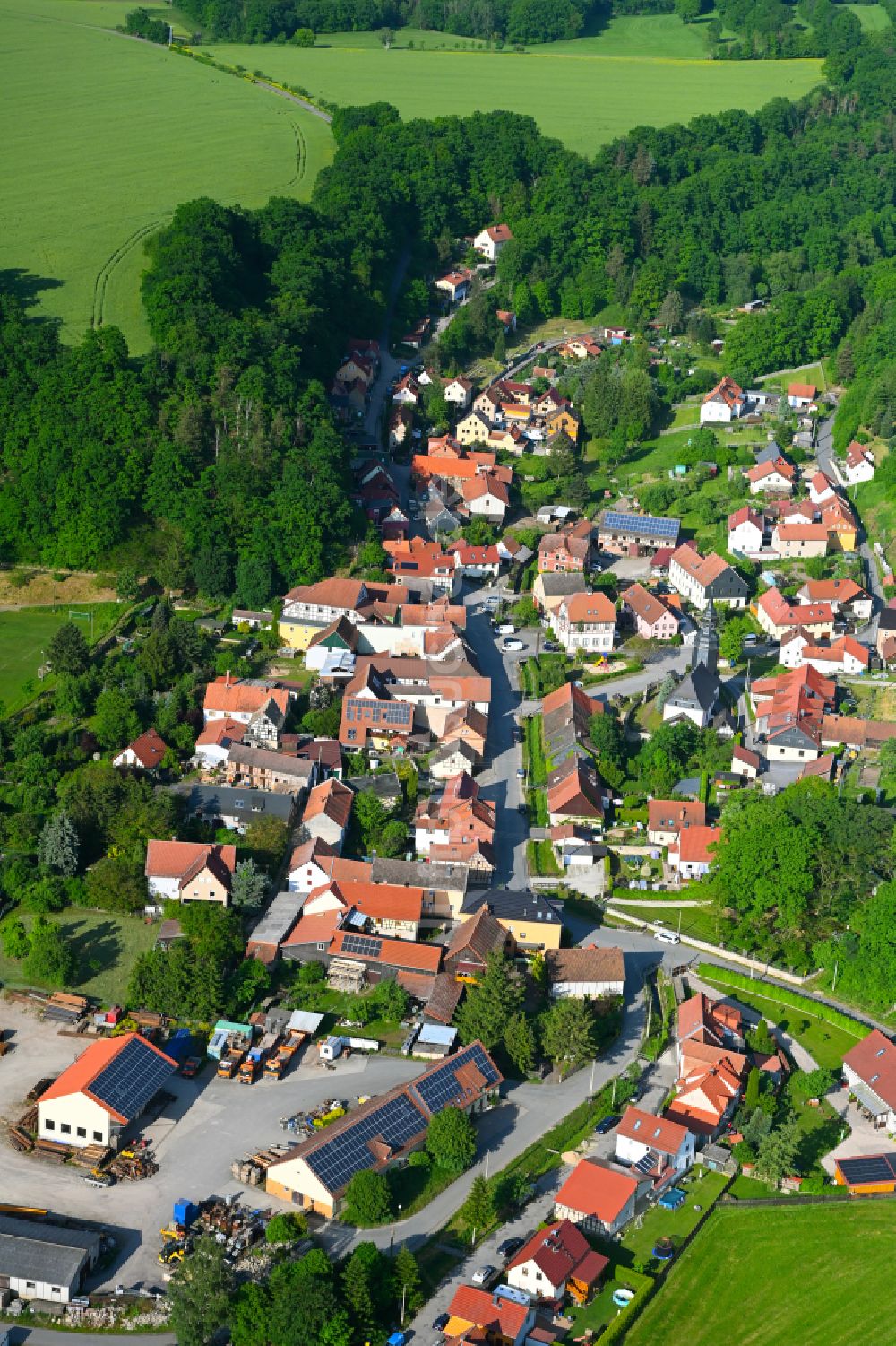 Uhlstädt-Kirchhasel von oben - Dorf - Ansicht am Rande von Waldgebieten in Uhlstädt-Kirchhasel im Bundesland Thüringen, Deutschland