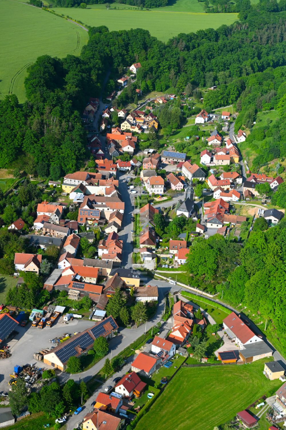 Uhlstädt-Kirchhasel aus der Vogelperspektive: Dorf - Ansicht am Rande von Waldgebieten in Uhlstädt-Kirchhasel im Bundesland Thüringen, Deutschland