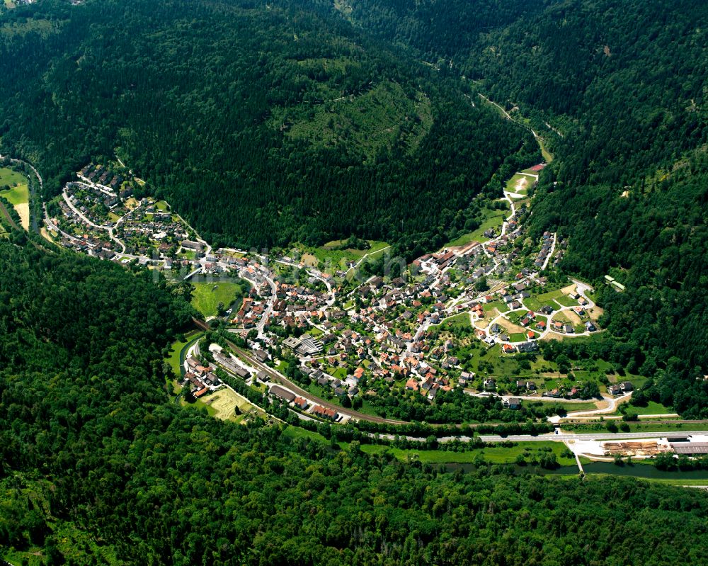 Unterreichenbach aus der Vogelperspektive: Dorf - Ansicht am Rande von Waldgebieten in Unterreichenbach im Bundesland Baden-Württemberg, Deutschland