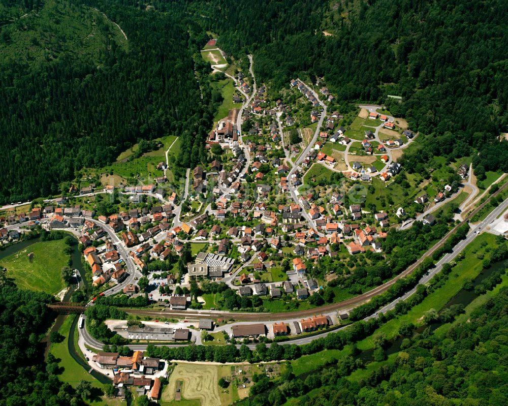 Luftaufnahme Unterreichenbach - Dorf - Ansicht am Rande von Waldgebieten in Unterreichenbach im Bundesland Baden-Württemberg, Deutschland