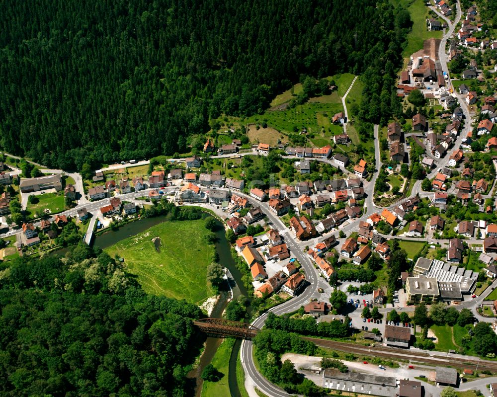 Unterreichenbach aus der Vogelperspektive: Dorf - Ansicht am Rande von Waldgebieten in Unterreichenbach im Bundesland Baden-Württemberg, Deutschland