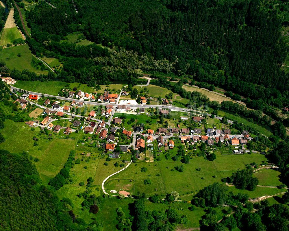 Luftaufnahme Unterreichenbach - Dorf - Ansicht am Rande von Waldgebieten in Unterreichenbach im Bundesland Baden-Württemberg, Deutschland