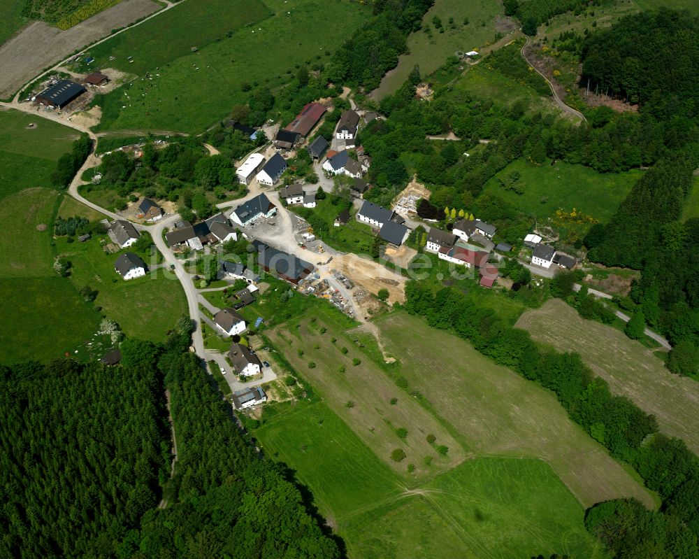 Luftbild Valbert - Dorf - Ansicht am Rande von Waldgebieten in Valbert im Bundesland Nordrhein-Westfalen, Deutschland