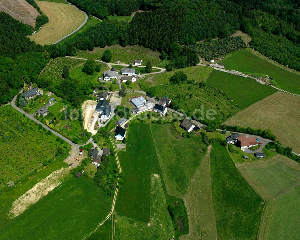 Luftaufnahme Valbert - Dorf - Ansicht am Rande von Waldgebieten in Valbert im Bundesland Nordrhein-Westfalen, Deutschland