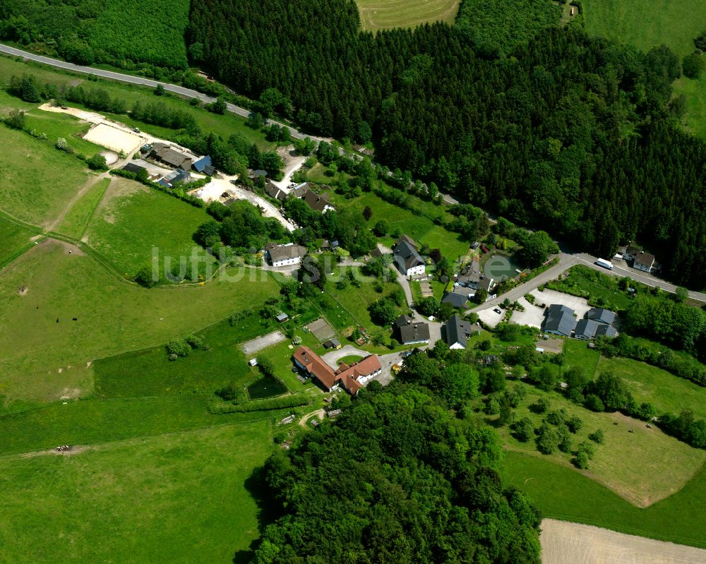 Luftaufnahme Valbert - Dorf - Ansicht am Rande von Waldgebieten in Valbert im Bundesland Nordrhein-Westfalen, Deutschland