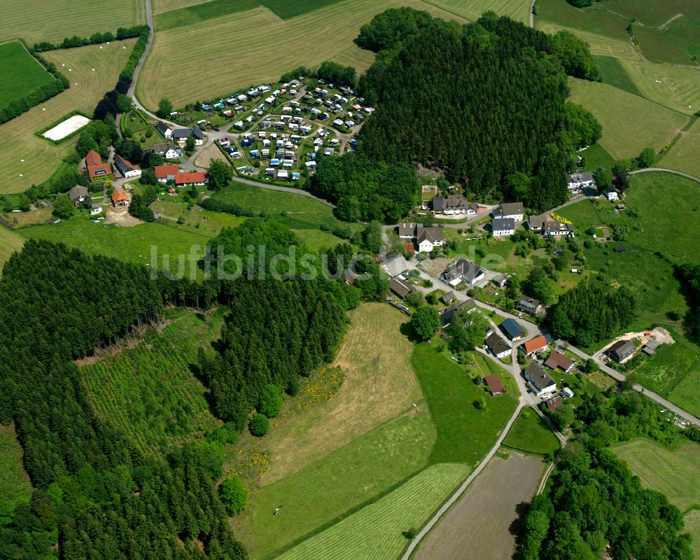 Valbert aus der Vogelperspektive: Dorf - Ansicht am Rande von Waldgebieten in Valbert im Bundesland Nordrhein-Westfalen, Deutschland