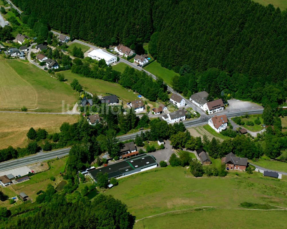 Luftbild Valbert - Dorf - Ansicht am Rande von Waldgebieten in Valbert im Bundesland Nordrhein-Westfalen, Deutschland