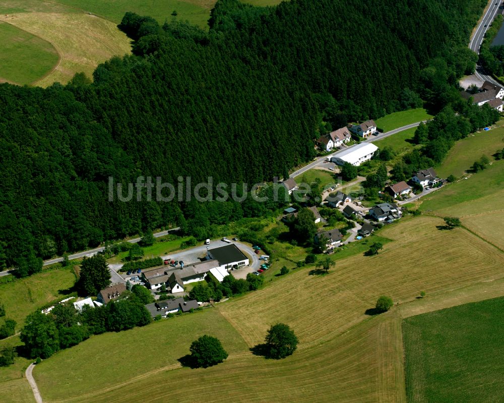 Luftaufnahme Valbert - Dorf - Ansicht am Rande von Waldgebieten in Valbert im Bundesland Nordrhein-Westfalen, Deutschland