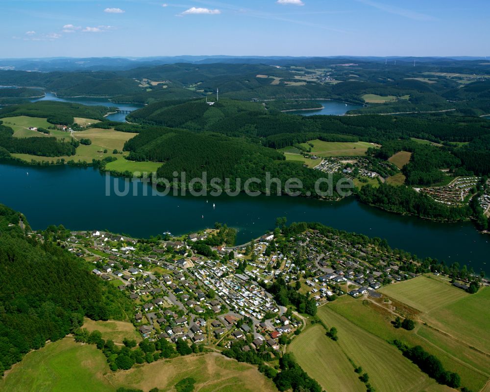 Valbert von oben - Dorf - Ansicht am Rande von Waldgebieten in Valbert im Bundesland Nordrhein-Westfalen, Deutschland