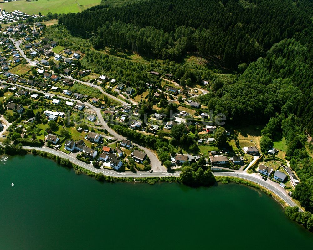 Valbert aus der Vogelperspektive: Dorf - Ansicht am Rande von Waldgebieten in Valbert im Bundesland Nordrhein-Westfalen, Deutschland