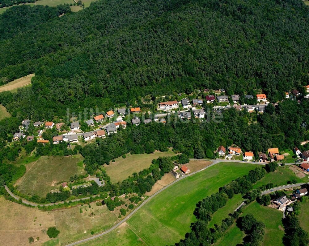 Luftaufnahme Wallbach - Dorf - Ansicht am Rande Waldgebieten in Wallbach im Bundesland Hessen, Deutschland