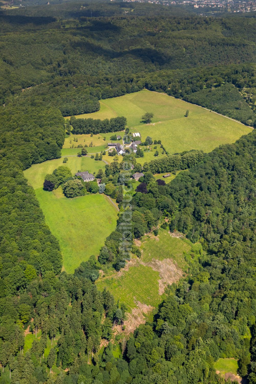 Wetter (Ruhr) aus der Vogelperspektive: Dorf - Ansicht am Rande von Waldgebieten in Wetter (Ruhr) im Bundesland Nordrhein-Westfalen, Deutschland