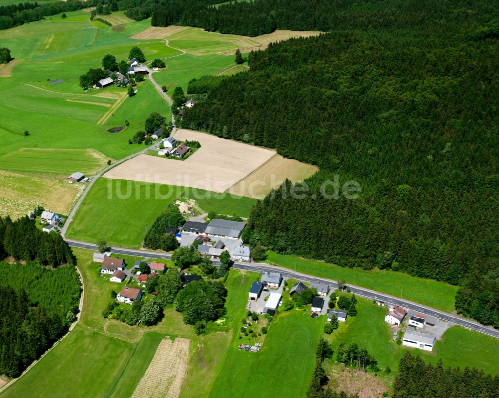 Luftaufnahme Wüstenselbitz - Dorf - Ansicht am Rande von Waldgebieten in Wüstenselbitz im Bundesland Bayern, Deutschland