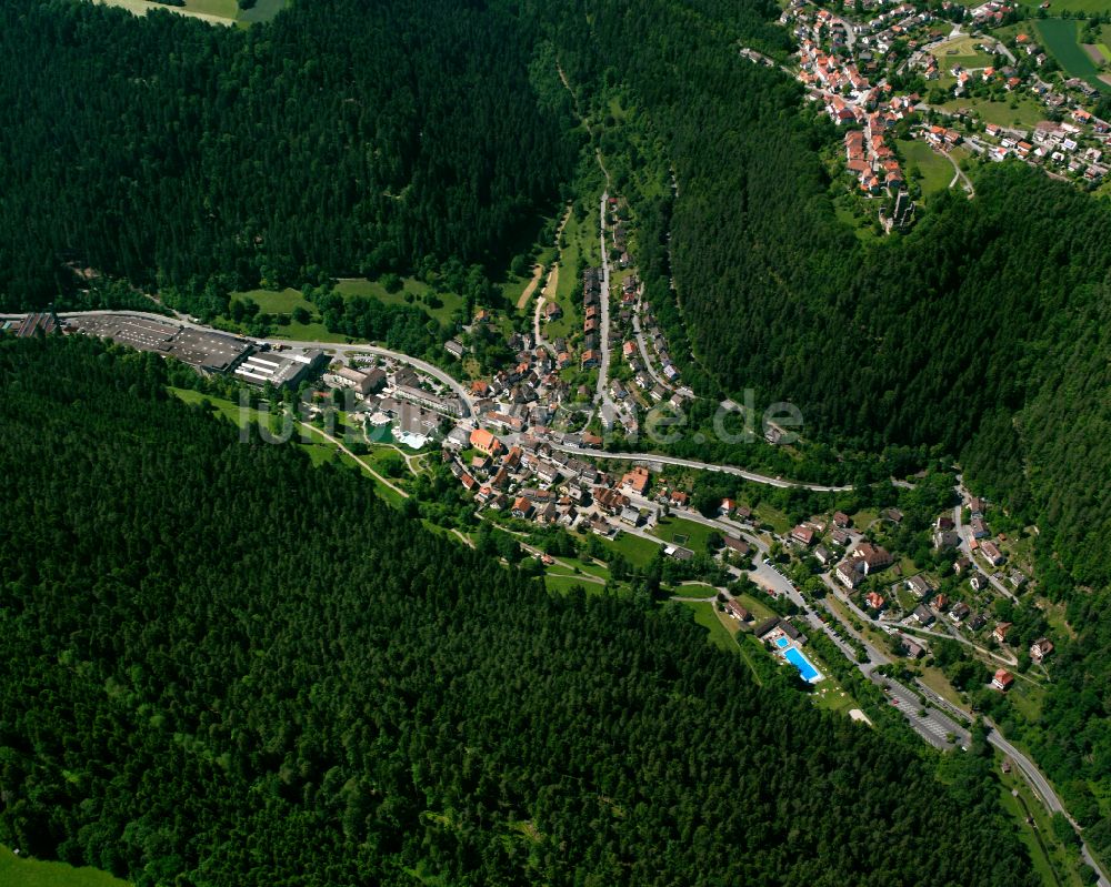 Zavelstein von oben - Dorf - Ansicht am Rande von Waldgebieten in Zavelstein im Bundesland Baden-Württemberg, Deutschland