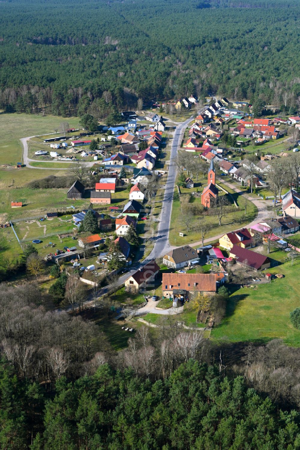 Zechow aus der Vogelperspektive: Dorf - Ansicht am Rande von Waldgebieten in Zechow im Bundesland Brandenburg, Deutschland