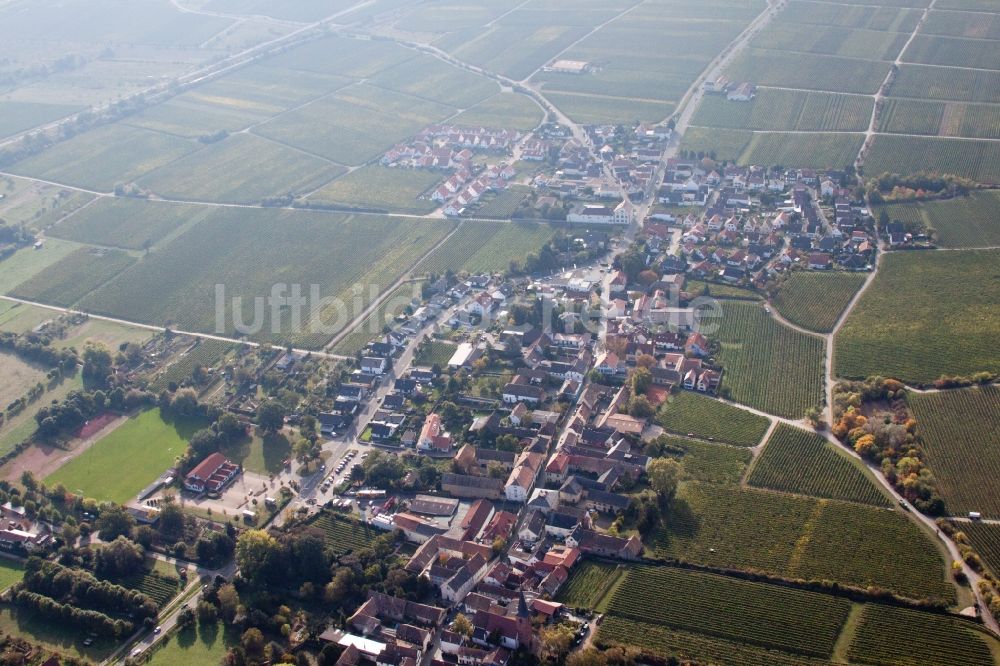 Luftaufnahme Forst an der Weinstraße - Dorf - Ansicht am Rande von Weinbergen in Forst an der Weinstraße im Bundesland Rheinland-Pfalz