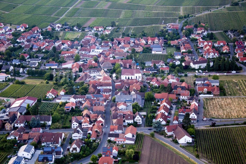 Hainfeld von oben - Dorf - Ansicht am Rande von Weinbergen in Hainfeld im Bundesland Rheinland-Pfalz, Deutschland