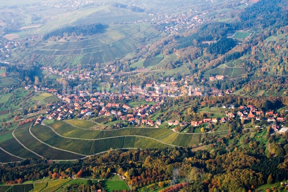 Luftbild Bühl - Dorf - Ansicht am Rande von Weinbergen im Ortsteil Neusatz in Bühl im Bundesland Baden-Württemberg