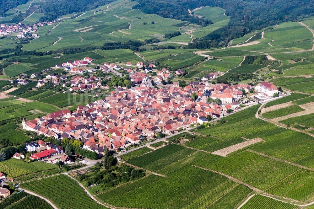 Luftaufnahme Saint-Hippolyte - Dorf - Ansicht am Rande von Weinbergen in Saint-Hippolyte in Grand Est, Frankreich