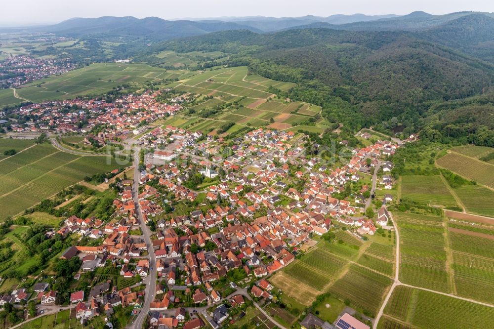 Rechtenbach von oben - Dorf - Ansicht am Rande von Weinbergen und Wald in Rechtenbach im Bundesland Rheinland-Pfalz, Deutschland