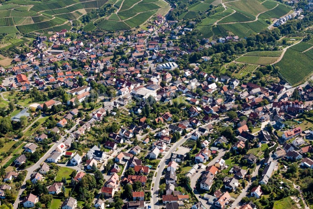 Zell-Weierbach aus der Vogelperspektive: Dorf - Ansicht am Rande von Weinbergen in Zell-Weierbach im Bundesland Baden-Württemberg, Deutschland