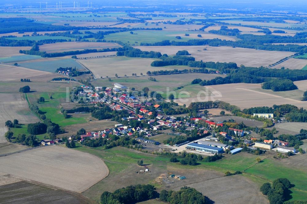 Sadenbeck aus der Vogelperspektive: Dorf - Ansicht in Sadenbeck im Bundesland Brandenburg, Deutschland