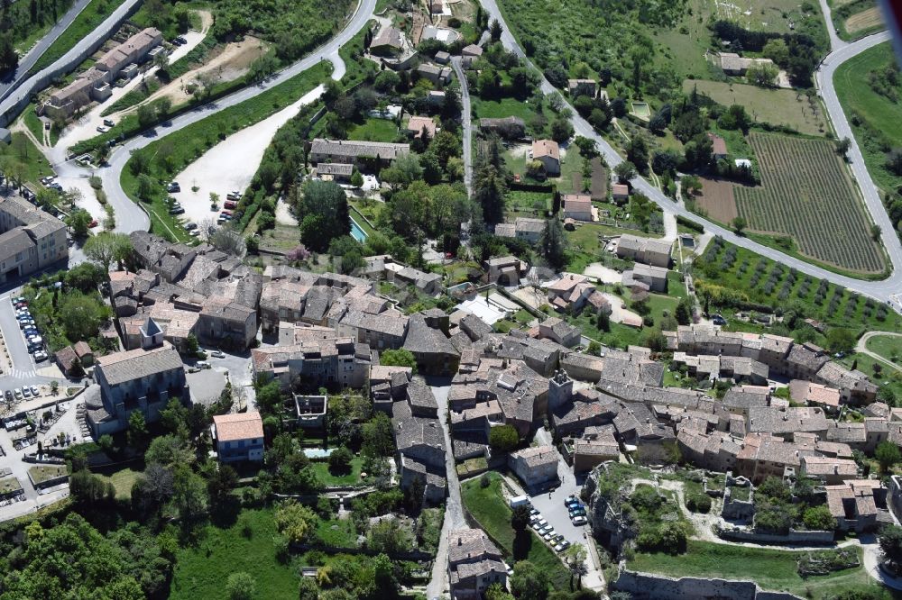 Saignon aus der Vogelperspektive: Dorf - Ansicht von Saignon in Provence-Alpes-Cote d'Azur, Frankreich