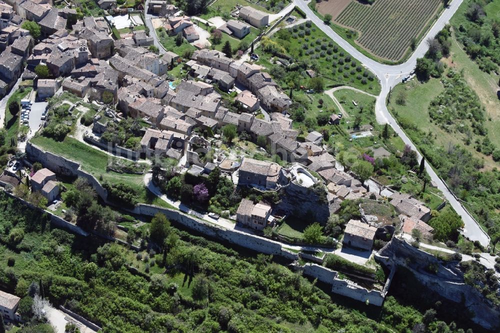 Saignon aus der Vogelperspektive: Dorf - Ansicht von Saignon in Provence-Alpes-Cote d'Azur, Frankreich