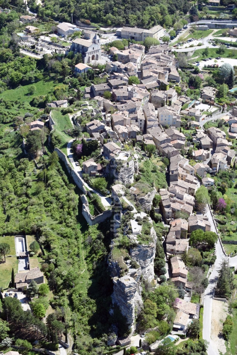 Saignon von oben - Dorf - Ansicht von Saignon in Provence-Alpes-Cote d'Azur, Frankreich