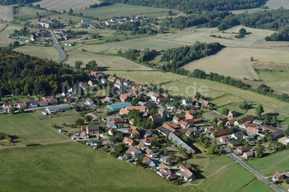 Schwanefeld aus der Vogelperspektive: Dorf - Ansicht von Schwanefeld im Bundesland Sachsen-Anhalt