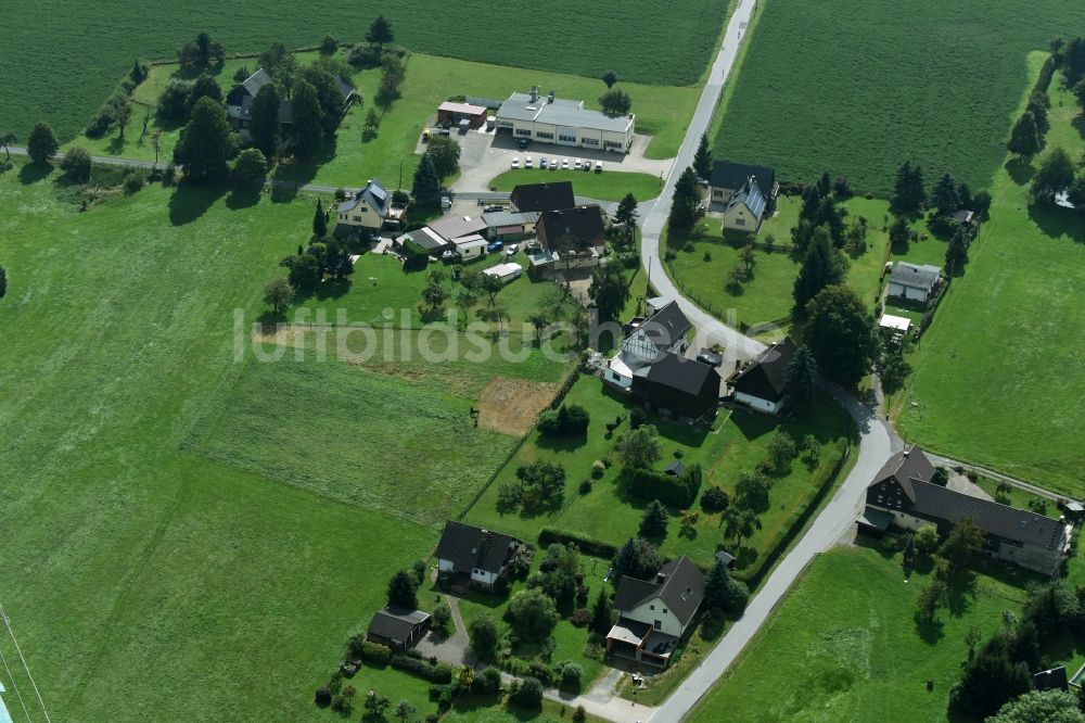 Beutha von oben - Dorf - Ansicht des Südens von Beutha und Karosseriebau und Lackierung Löscher an der Dorfstraße im Bundesland Sachsen