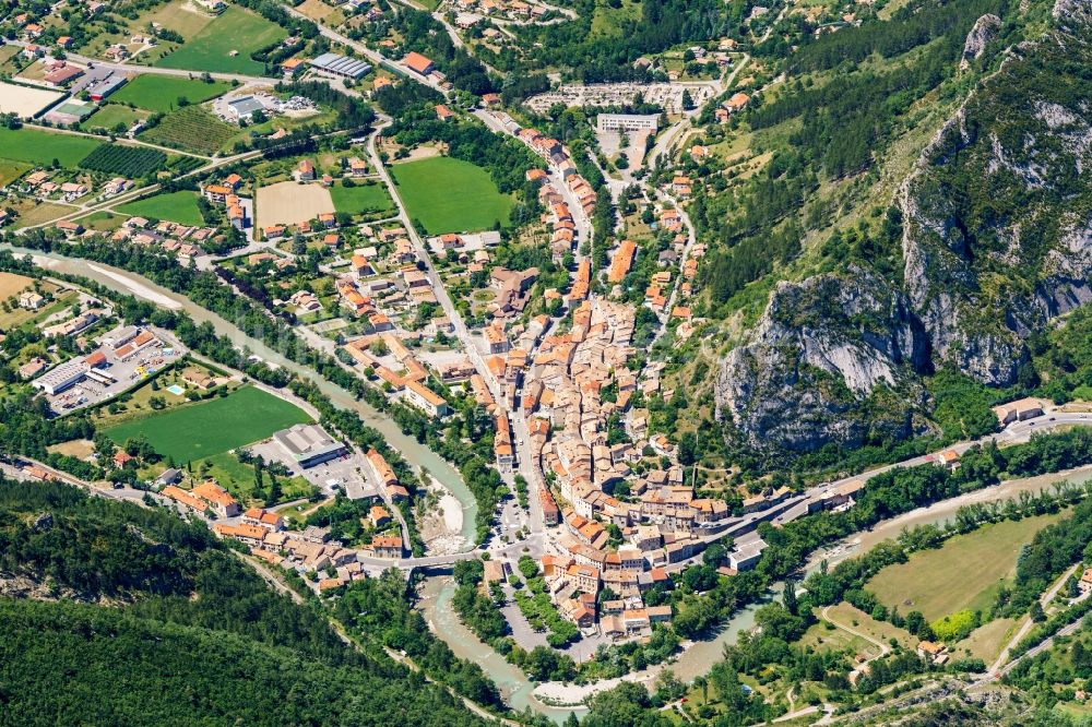 Serres von oben - Dorf - Ansicht in Serres in Provence-Alpes-Cote d'Azur, Frankreich