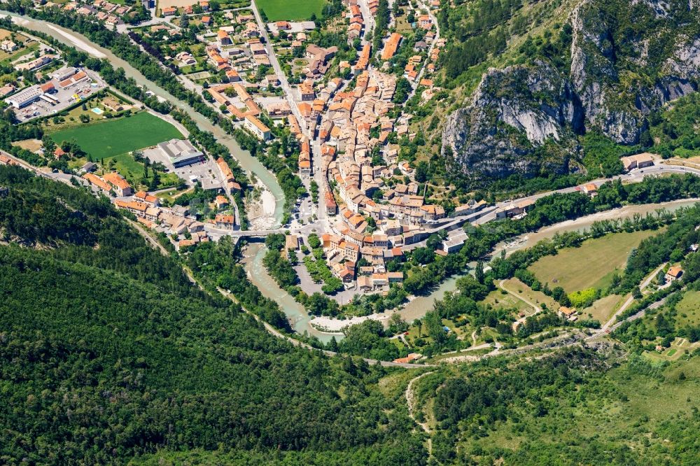 Serres aus der Vogelperspektive: Dorf - Ansicht in Serres in Provence-Alpes-Cote d'Azur, Frankreich