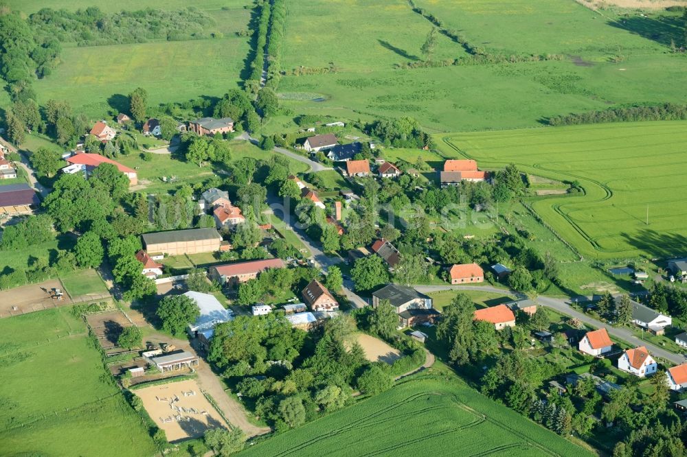 Spoitgendorf aus der Vogelperspektive: Dorf - Ansicht in Spoitgendorf im Bundesland Mecklenburg-Vorpommern, Deutschland