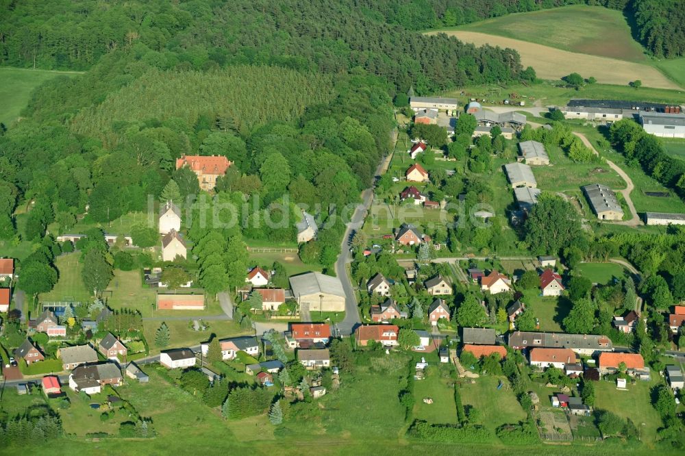 Spoitgendorf aus der Vogelperspektive: Dorf - Ansicht in Spoitgendorf im Bundesland Mecklenburg-Vorpommern, Deutschland