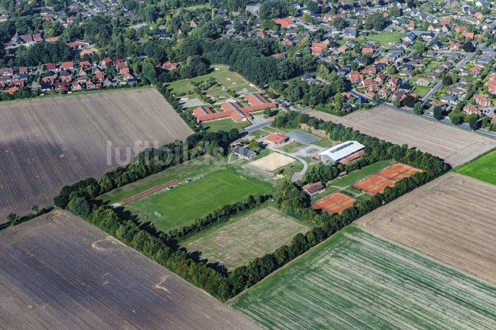 Luftbild Fredenbeck - Dorf - Ansicht Sportplatz und Grundschule in Fredenbeck im Bundesland Niedersachsen, Deutschland