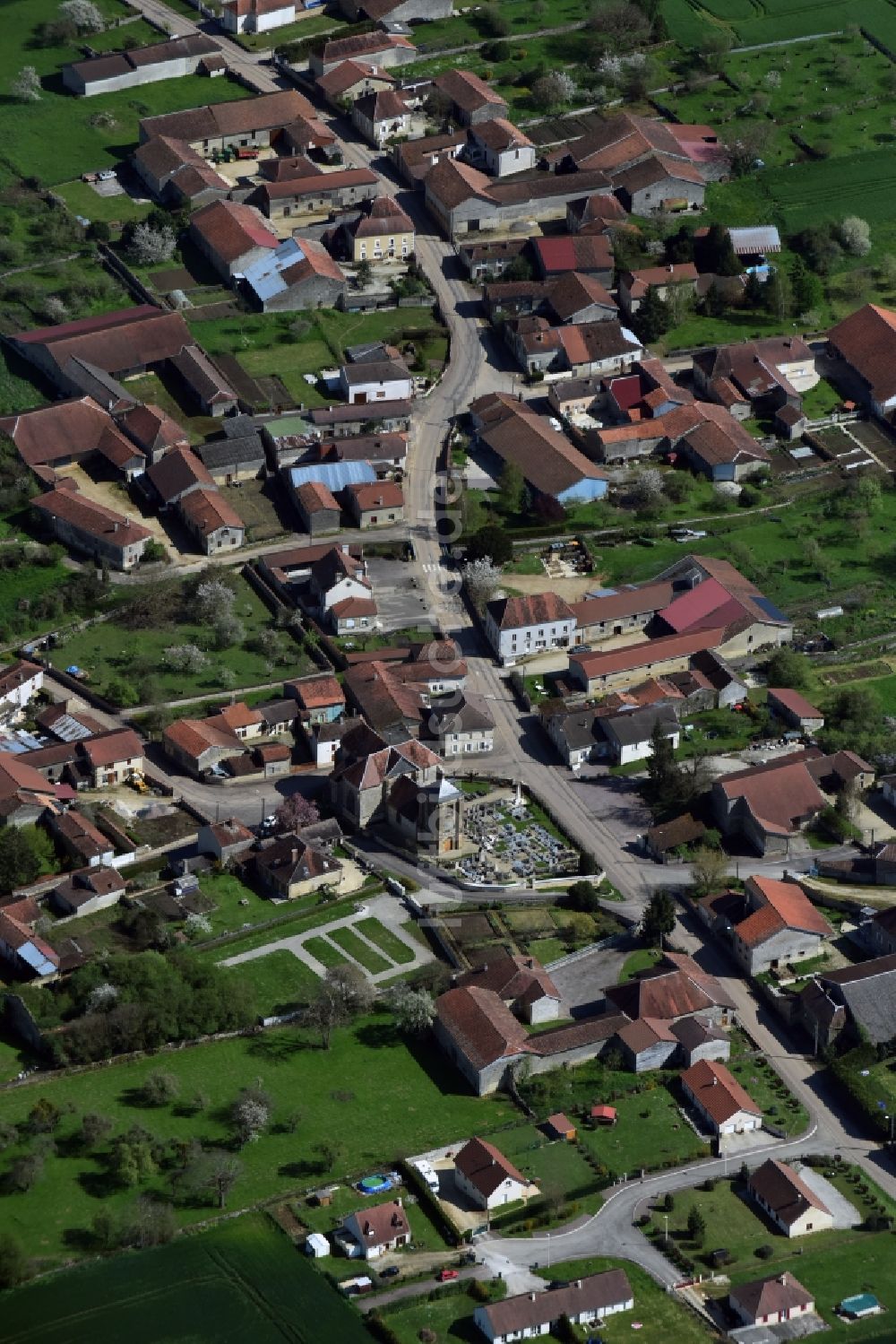 Thil aus der Vogelperspektive: Dorf - Ansicht von Thil in Alsace-Champagne-Ardenne-Lorraine, Frankreich