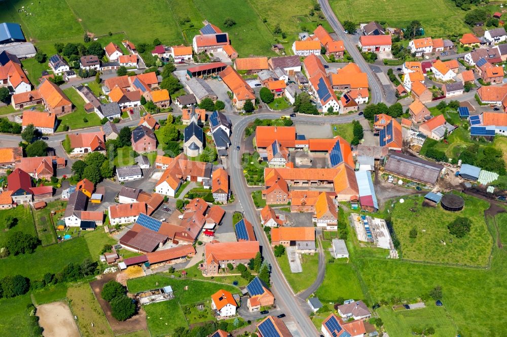 Vasbeck aus der Vogelperspektive: Dorf - Ansicht in Vasbeck im Bundesland Hessen, Deutschland